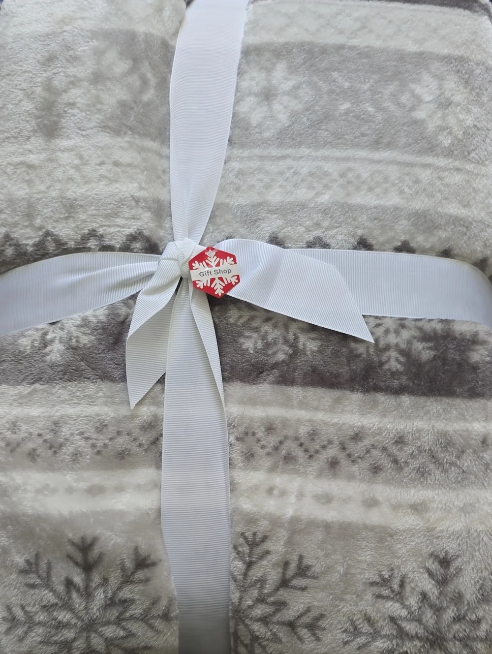 NORTH POLE XL VELVET PLUSH GRAY AND WHITE BLANKET